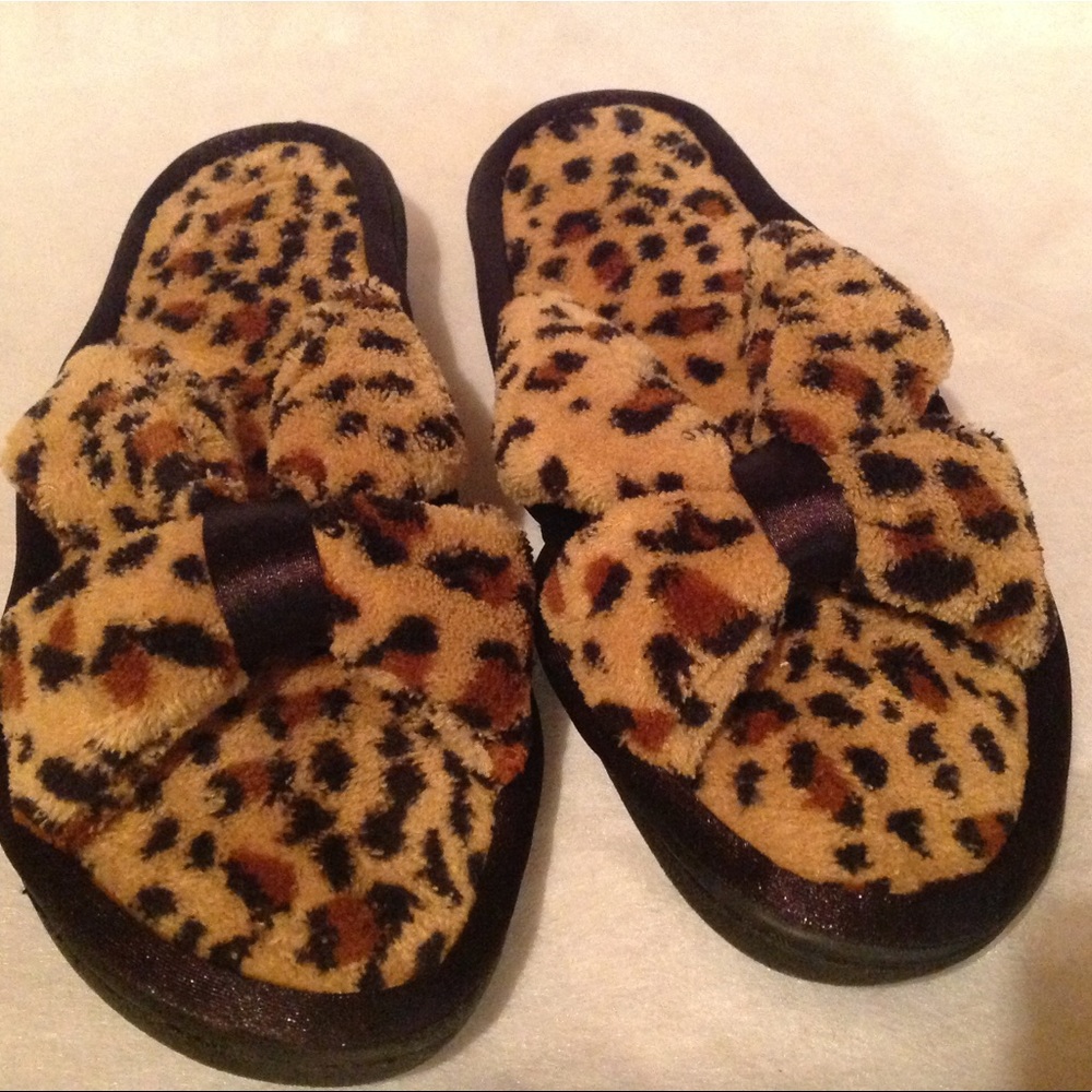 Isotoner New Leopard Thong Houseshoes